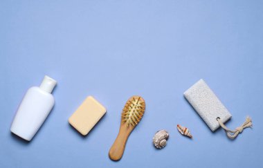 Banyo öğeler kavramı, sabun, şampuan veya duş jeli, saç fırçası, ponza taşı, üstten görünüm, düz Lay