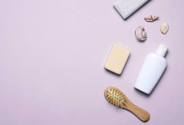 Banyo öğeler kavramı, sabun, şampuan veya duş jeli, saç fırçası, ponza taşı, üstten görünüm, düz Lay