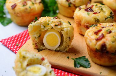 Peynir ve domuz pastırması, lezzetli kekler fırından yeni çıkmış parlak zemin üzerine lezzetli Aperatif