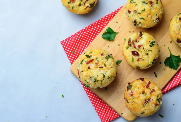 Peynir ve domuz pastırması, lezzetli kekler fırından yeni çıkmış parlak zemin üzerine lezzetli Aperatif