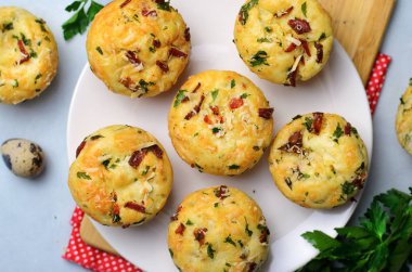 Peynir ve domuz pastırması, lezzetli kekler fırından yeni çıkmış parlak zemin üzerine lezzetli Aperatif