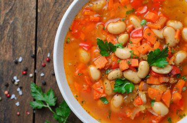 Beyaz fasulye, koyu ahşap arka plan, Vejetaryen yiyecekler, üstten görünüm ev yapımı çorba ile sebze çorbası