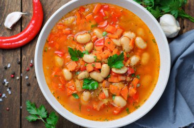 Beyaz fasulye, koyu ahşap arka plan, Vejetaryen yiyecekler, üstten görünüm ev yapımı çorba ile sebze çorbası