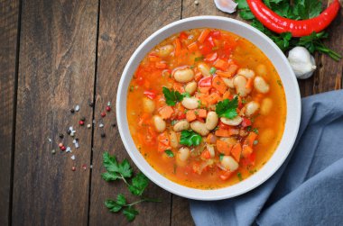 Beyaz fasulye, koyu ahşap arka plan, Vejetaryen yiyecekler, üstten görünüm ev yapımı çorba ile sebze çorbası