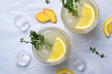 İki bardak limonata ile zencefil ve kekik, soğuk limon içecek, ana sayfa görünümü