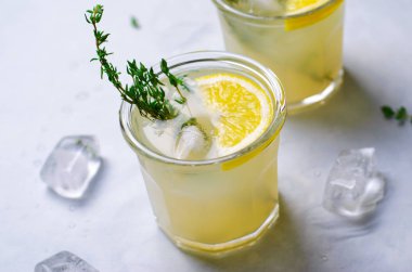 İki bardak limonata ile kekik, soğuk limon içecek, üstten görünüm