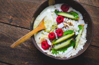 Ahududu, kivi, Chia, keten tohumu ve Hindistan cevizi, Matcha yeşil çay Vegan Yemek ile tepesinde güler yüzlü kase