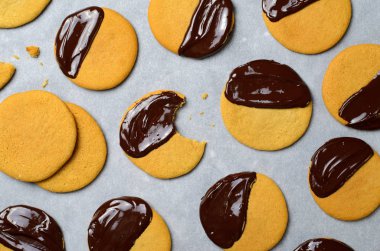 Çikolata sır ile taze kurabiyeleri ev yapımı kurabiye, üstten görünüm