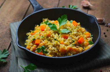 Bulgur ile kabak, sağlıklı ev yapımı akşam yemeği, Vejetaryen yiyecekler