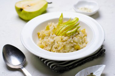 Armut ve bir plaka, İtalyan yemekleri, lezzetli ev yapımı vejetaryen yemek üzerine Parmesan Risotto
