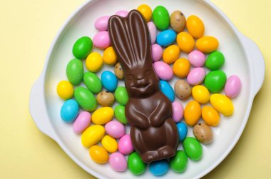 Paskalya tavşanı ve parlak arka plan, tatlı Paskalya davranır, tatil kavramı üzerinde çikolata yumurta