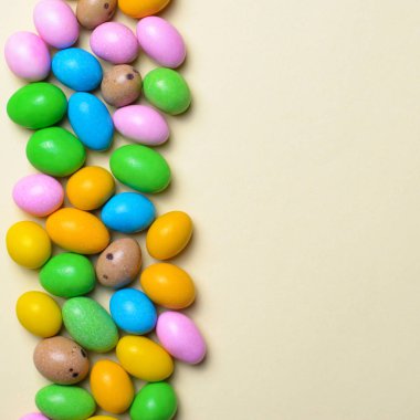 Parlak arka plan, tatlı Paskalya tedavi, tatil kavramı üzerinde çikolata yumurta