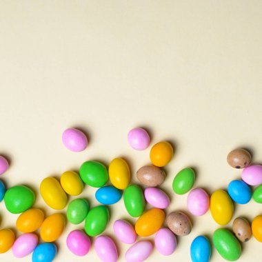 Parlak arka plan, tatlı Paskalya tedavi, tatil kavramı üzerinde çikolata yumurta