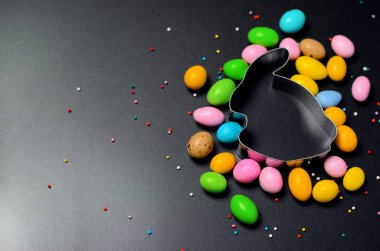 Paskalya kavramı, çikolata yumurta ve çerez kesici siyah arka plan, tatlı Paskalya tedavi, tarih alanı Kopyala