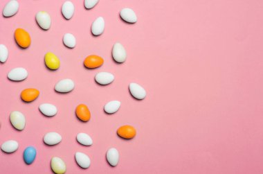 Parlak arka plan, tatlı Paskalya tedavi, tatil kavramı üzerinde çikolata yumurta