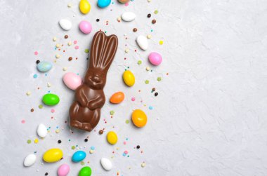 Paskalya tavşanı ve gri arka plan, tatlı Paskalya davranır, tatil kavramı üzerinde çikolata yumurta