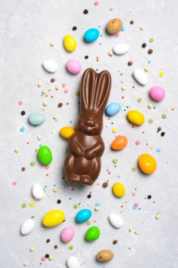Paskalya tavşanı ve gri arka plan, tatlı Paskalya davranır, tatil kavramı üzerinde çikolata yumurta