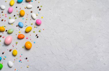 Çikolata yumurta ve şeker gri arka plan, tatlı Paskalya tedavi, tatil kavramı üzerinde