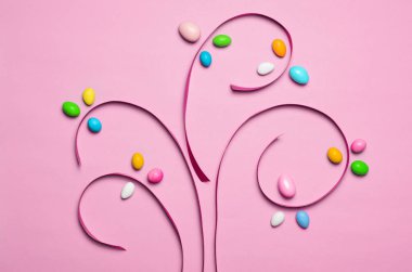 Paskalya kavramı, pembe bir arka plan, ağaçta çikolata yumurta en iyi görünüm, kopya alanı
