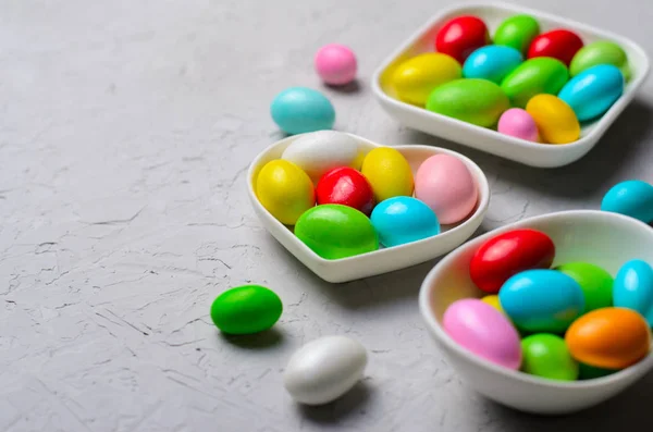 Schokoladeneier Auf Grauem Hintergrund Süße Osterfreuden Verschiedene Bunte Bonbons — Stockfoto
