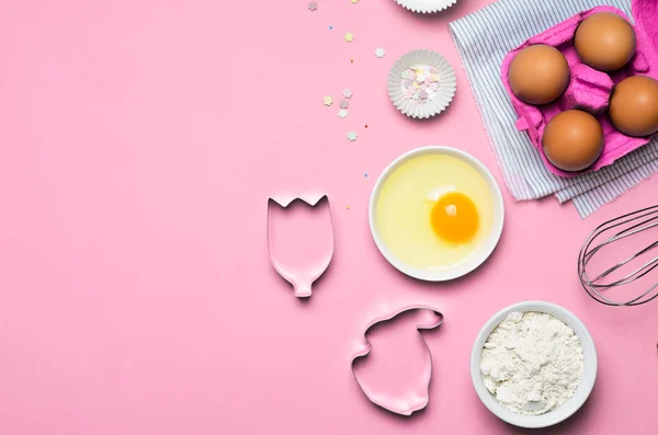 Ψήσιμο Έννοια Αυγά Αλεύρι Σύρμα Πλάστης Φωτεινό Φόντο Top View — Φωτογραφία Αρχείου