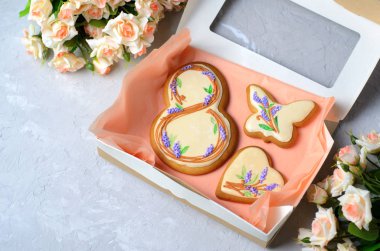 Gingerbread çerezleri için 8 Mart, kadınlar günü, şeker buzlanma, hediye seti, el yapımı kurabiye görünümü Top