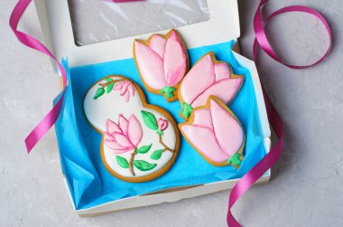 Gingerbread çerezleri için 8 Mart, kadınlar günü, şeker buzlanma, hediye seti, el yapımı kurabiye görünümü Top