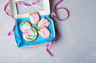 Gingerbread çerezleri için 8 Mart, kadınlar günü, şeker buzlanma, hediye seti, el yapımı kurabiye görünümü Top