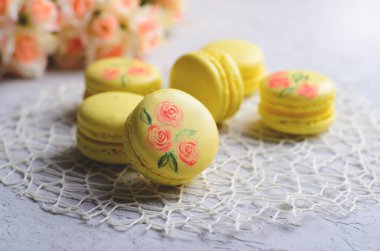 Macarons el yapımı tatlı, gri arka plan üzerinde Fransız tatlılar