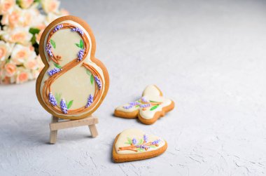 Gingerbread çerezleri şeker buzlanma ile el yapımı tatlılar için 8 Mart kadınlar günü,