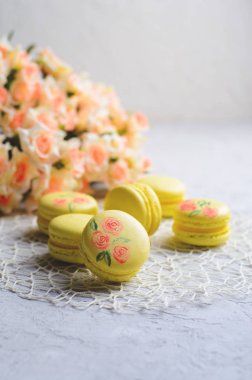 Macarons el yapımı tatlı, gri arka plan üzerinde Fransız tatlılar