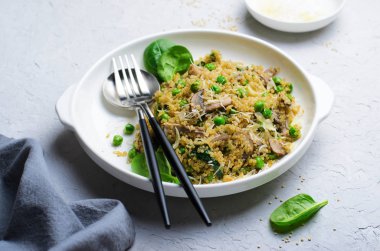 Yeşil bezelye, ıspanak ve mantar, vejetaryen yemek Quinoa