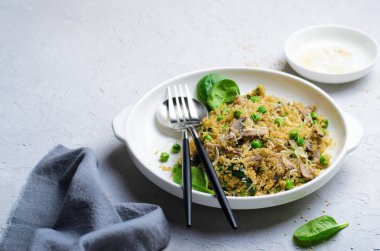 Yeşil bezelye, ıspanak ve mantar, vejetaryen yemek Quinoa