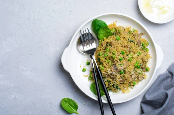 Yeşil bezelye, ıspanak ve mantar, vejetaryen yemek Quinoa — Stok fotoğraf