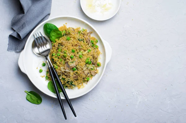 Yeşil bezelye, ıspanak ve mantar, vejetaryen yemek Quinoa — Stok fotoğraf