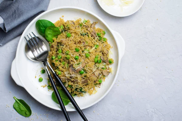 Yeşil bezelye, ıspanak ve mantar, vejetaryen yemek Quinoa — Stok fotoğraf