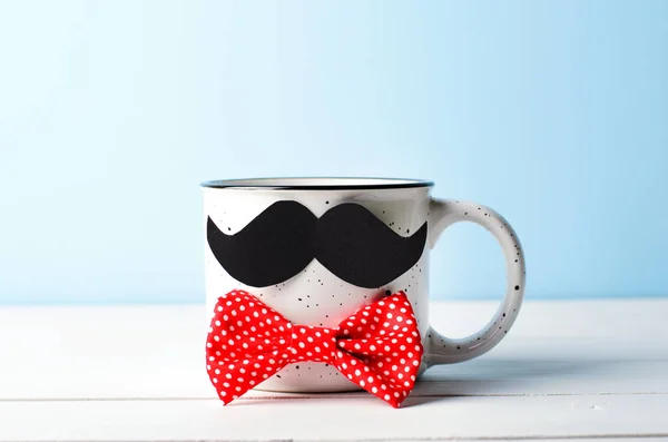 Szczęśliwy dzień ojca koncepcja, kubek kawy z wąsem — Zdjęcie stockowe