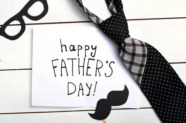 Dzień Ojca koncepcja, krawat, wąsy, okulary i życzeniami — Zdjęcie stockowe