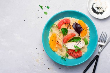 Tavuk fileto, portakal, greyfurt ve taze salata yaprakları ile Quinoa