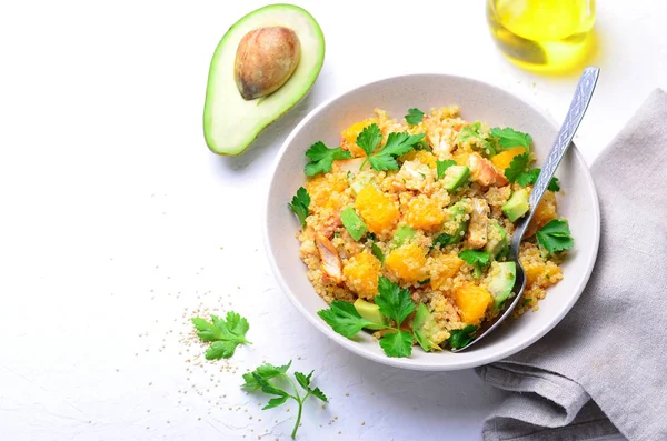 Salade de quinoa à l'orange, poulet et avocat, repas santé — Photo