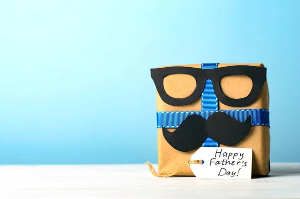 Pudełko z wąsem na niebieskim tle, koncepcja dzień ojca — Zdjęcie stockowe