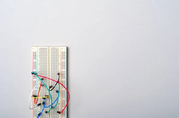 电子迪项目的面包板和电线 — 图库照片