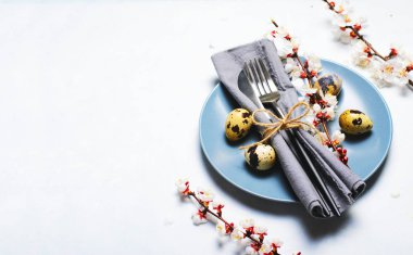 Çiçek, bahar tatili arka planda Bıldırcın yumurta ve dalları ile Paskalya tablosu ayarı