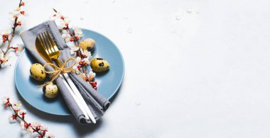 Çiçek, bahar tatili arka planda Bıldırcın yumurta ve dalları ile Paskalya tablosu ayarı