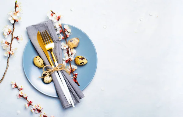 Ostern Tischdekoration mit Wachteleiern und Zweigen in Blüte, Frühlingsferien Hintergrund — Stockfoto