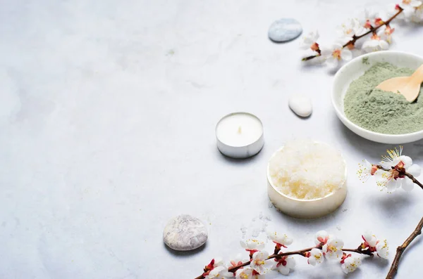 Lázeňské wellness zázemí, přírodní kosmetika, hliněný prášek a drhnutí cukru — Stock fotografie