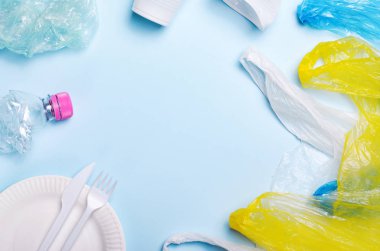 Plastik Kirlilik Kavramı, Açık Mavi Arka Plan üzerinde Plastik Çöp