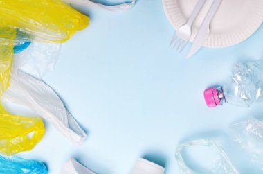 Plastik Kirlilik Kavramı, Açık Mavi Arka Plan üzerinde Plastik Çöp