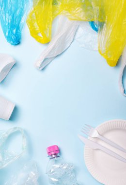 Plastik Kirlilik Kavramı, Açık Mavi Arka Plan üzerinde Plastik Çöp
