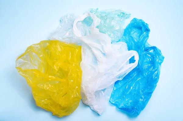 Plastiktüten auf blauem Hintergrund, Recycling- und Plastikverschmutzungskonzept — Stockfoto